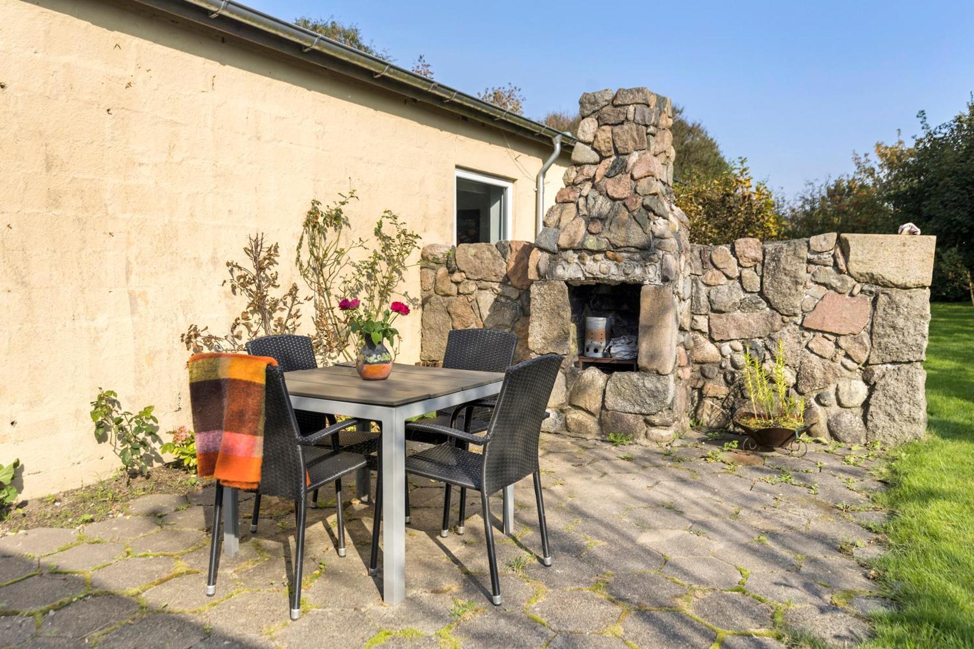 Logi I Hus Med Kunst Og Have Bed & Breakfast Vestervig Exterior photo
